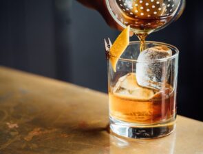 Το whiskey  συστήνεται ξανά σε νέους και γυναίκες