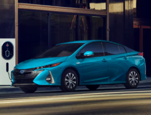 Η Toyota ξανασκέφτεται την ηλεκτροκίνηση λόγω της Tesla