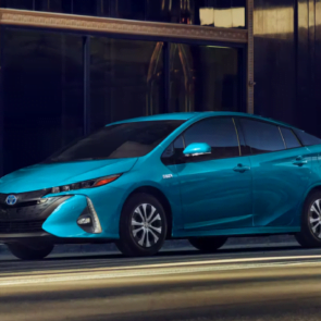 Η Toyota ξανασκέφτεται την ηλεκτροκίνηση λόγω της Tesla