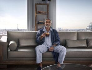 Η Nespresso επαναφέρει τον George Clooney και τον Jean Dujardin στην οθόνη στην νέα διαφήμιση που θυμίζει κωμωδία δράσης
