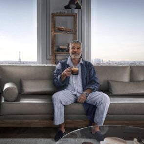 Η Nespresso επαναφέρει τον George Clooney και τον Jean Dujardin στην οθόνη στην νέα διαφήμιση που θυμίζει κωμωδία δράσης