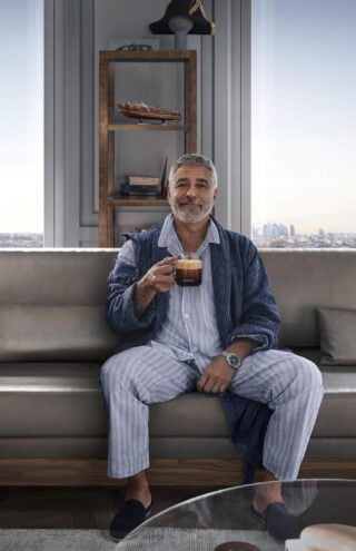 Η Nespresso επαναφέρει τον George Clooney και τον Jean Dujardin στην οθόνη στην νέα διαφήμιση που θυμίζει κωμωδία δράσης