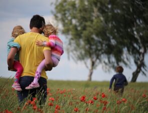 Όλο και περισσότεροι άνδρες μένουν εκτός εργασίας για να φροντίζουν τα παιδιά τους