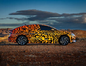 Η Volkswagen αποκαλύπτει το επόμενο ηλεκτρικό της αυτοκίνητο με ψηφιακό καμουφλάζ