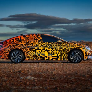 Η Volkswagen αποκαλύπτει το επόμενο ηλεκτρικό της αυτοκίνητο με ψηφιακό καμουφλάζ