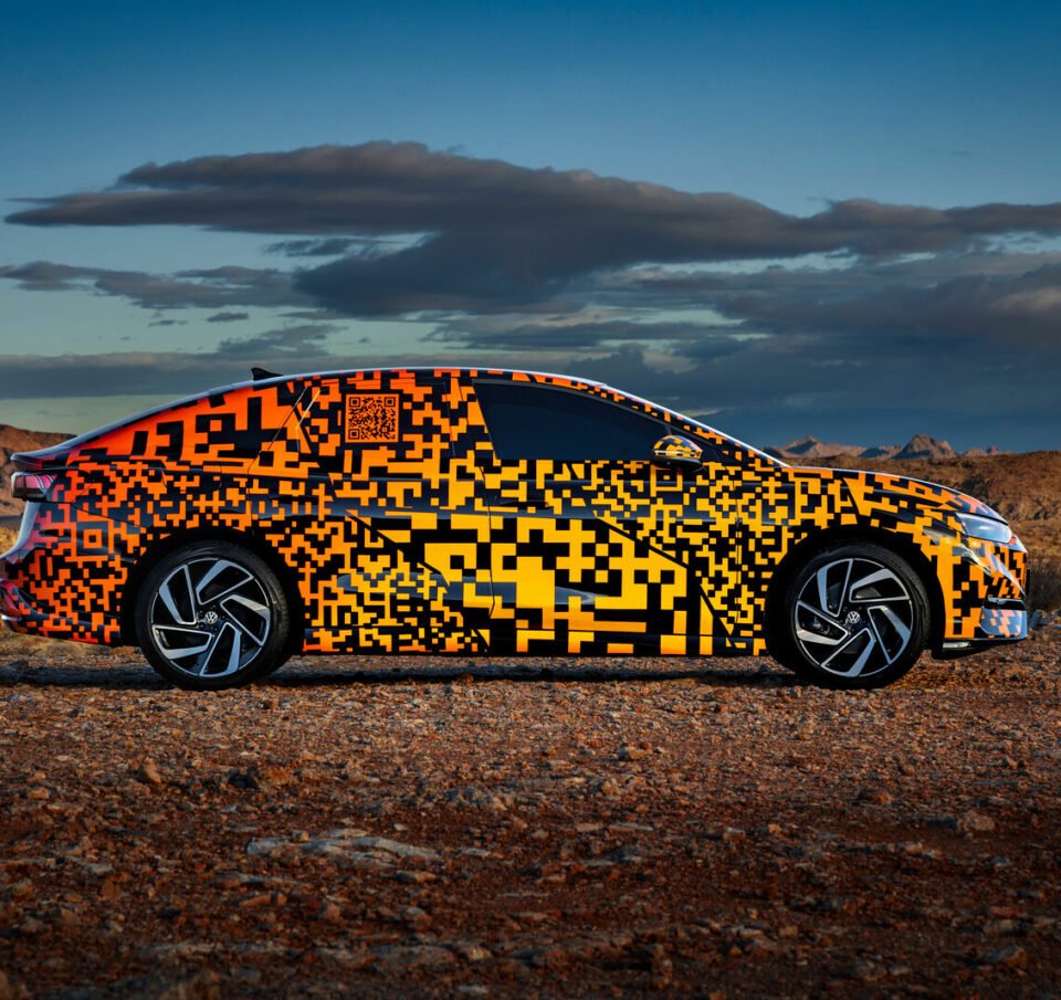 Η Volkswagen αποκαλύπτει το επόμενο ηλεκτρικό της αυτοκίνητο με ψηφιακό καμουφλάζ