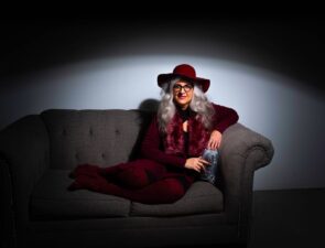 Γιατί η L&#8217;Oréal επιστρατεύει influencers άνω των 40 ετών
