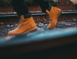 Το εμβληματικό κίτρινο μποτάκι της Timberland γίνεται 50 ετών