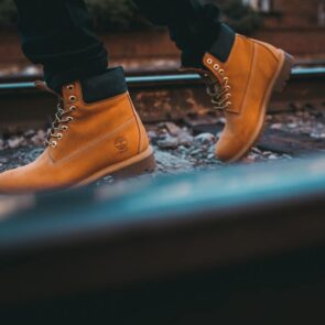 Το εμβληματικό κίτρινο μποτάκι της Timberland γίνεται 50 ετών