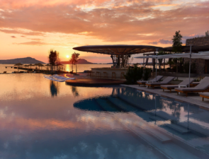 Το W Costa Navarino υποδέχεται τη νέα σεζόν από τις 5 Απριλίου, με ένα δυναμικό πρόγραμμα εμπειριών