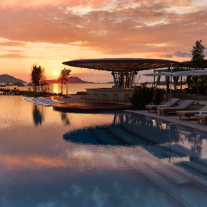 Το W Costa Navarino υποδέχεται τη νέα σεζόν από τις 5 Απριλίου, με ένα δυναμικό πρόγραμμα εμπειριών