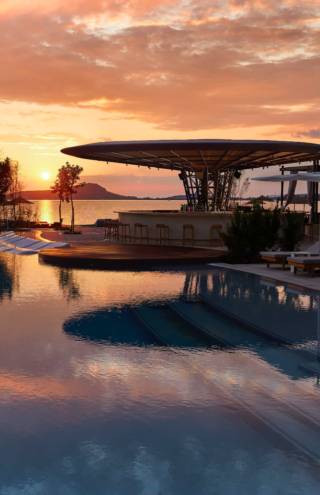 Το W Costa Navarino υποδέχεται τη νέα σεζόν από τις 5 Απριλίου, με ένα δυναμικό πρόγραμμα εμπειριών