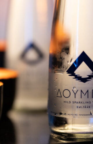 Πώς το Δουμπιά έγινε το πρώτο ελληνικό γαστρονομικό νερό της αγοράς