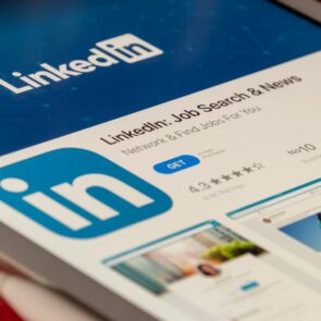 Το LinkedIn εκπαιδεύει την τεχνητή νοημοσύνη με δημόσια δεδομένα χρηστών