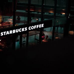 Starbucks: η αυτοκρατορία 38.000 καταστημάτων παλεύει να ξαναβρεί την κορυφή