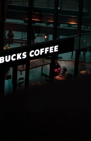 Starbucks: η αυτοκρατορία 38.000 καταστημάτων παλεύει να ξαναβρεί την κορυφή