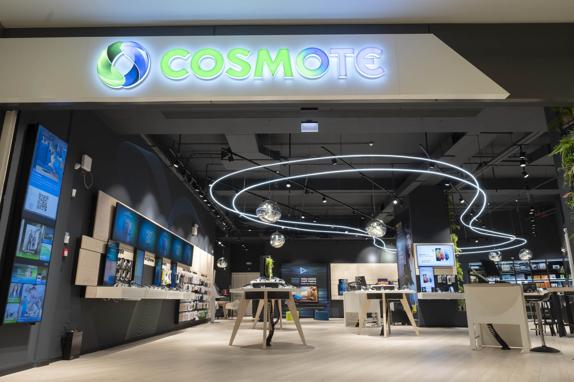 Νέα εποχή για τα καταστήματα COSMOTE με επίκεντρο την ψηφιακή εμπειρία του πελάτη