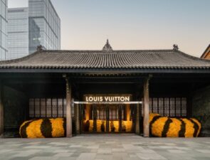 Γιατί τα luxury brands επενδύουν σε βιωματικά flagship stores;