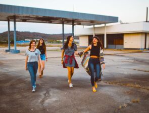 Η Gen Z εγκαταλείπει τη βιομηχανία μόδας και αγοράζει καλλυντικά και τα παιχνίδια