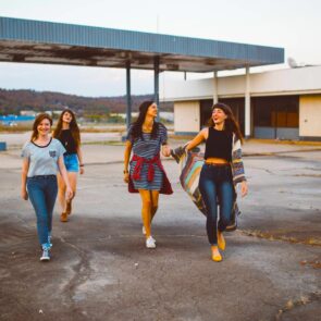 Η Gen Z εγκαταλείπει τη βιομηχανία μόδας και αγοράζει καλλυντικά και τα παιχνίδια