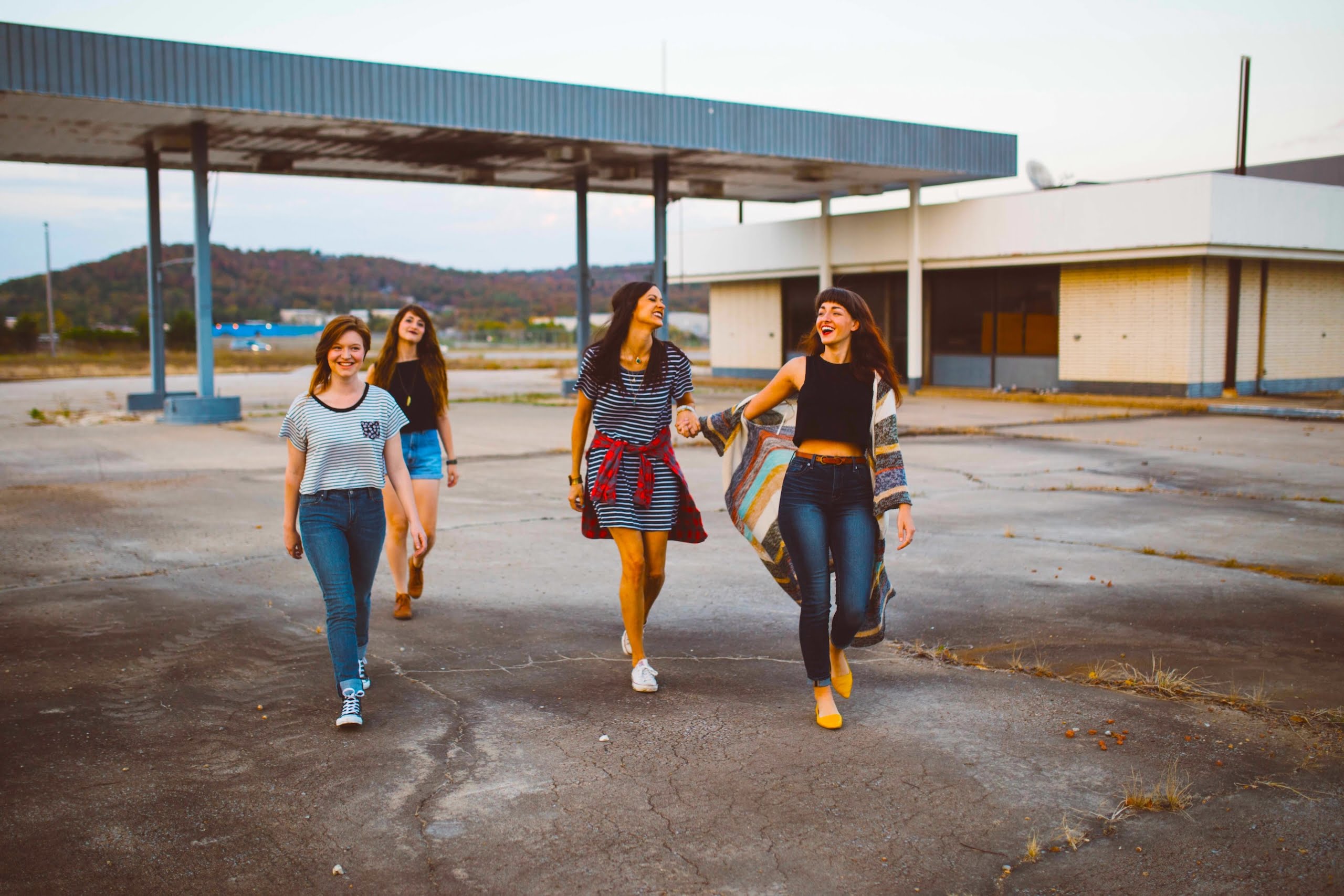 Η Gen Z εγκαταλείπει τη βιομηχανία μόδας και αγοράζει καλλυντικά και τα παιχνίδια