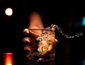 Ελληνικά Αλκοολούχα Ποτά: H δυναμική εξαγωγή και οι&#8230; premium προτιμήσεις των νέων