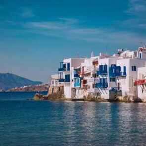 Το χαμένο τουριστικό στοίχημα Μυκόνου και Σαντορίνης