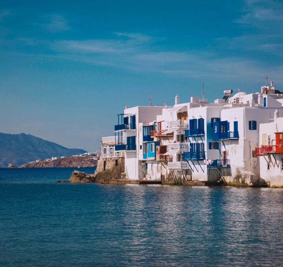 Το χαμένο τουριστικό στοίχημα Μυκόνου και Σαντορίνης