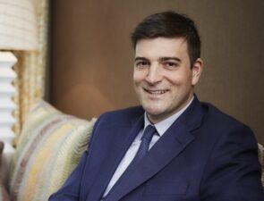 Άλεξ Φωτακίδης: Ο άνθρωπος πίσω από τα deals του CVC στην Ελλάδα
