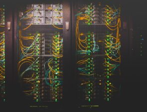 Data Centers: Σε κόμβο δεδομένων η Ελλάδα – Οι επενδύσεις 1,2 δισ. ευρώ από Google, Microsoft, Amazon