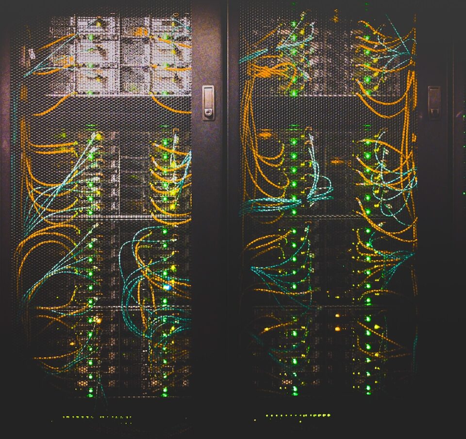 Data Centers: Σε κόμβο δεδομένων η Ελλάδα – Οι επενδύσεις 1,2 δισ. ευρώ από Google, Microsoft, Amazon