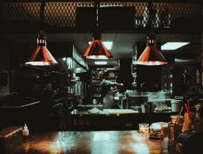 &#8220;Ghost Kitchens&#8221;: Μια περαστική τάση ή ένα μόνιμο κομμάτι της εστίασης;