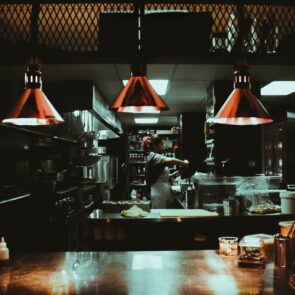 &#8220;Ghost Kitchens&#8221;: Μια περαστική τάση ή ένα μόνιμο κομμάτι της εστίασης;