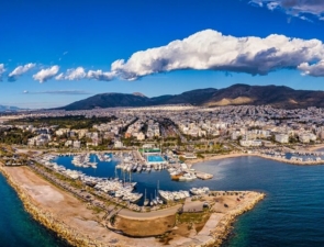 Πολυτελή νέα ακίνητα και ωραιότητα στην κυρίαρχη Αθηναϊκή Ριβιέρα, μα όχι για Έλληνες