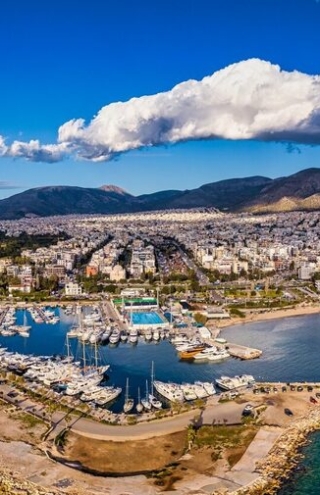 Πολυτελή νέα ακίνητα και ωραιότητα στην κυρίαρχη Αθηναϊκή Ριβιέρα, μα όχι για Έλληνες