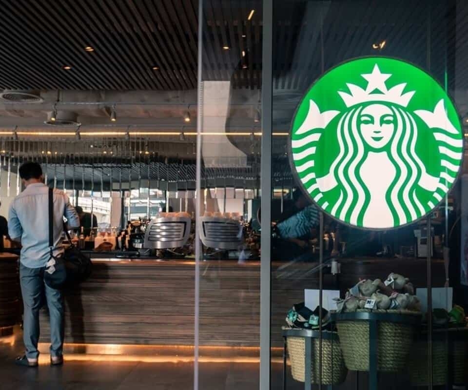 Η αλλαγή φαίνεται να έφερε αποτελέσματα για τα Starbucks
