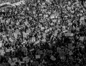 Όταν οι άνθρωποι διαδηλώνουν με selfies χωρίς να κλείνουν οι δρόμοι