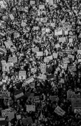 Όταν οι άνθρωποι διαδηλώνουν με selfies χωρίς να κλείνουν οι δρόμοι