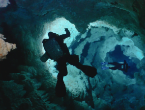 «UNDERWONDER»: Τηλεοπτική πρεμιέρα για τη νέα σειρά ντοκιμαντέρ της COSMOTE TV που «βουτά» στα υποβρύχια σπήλαια της Ελλάδας
