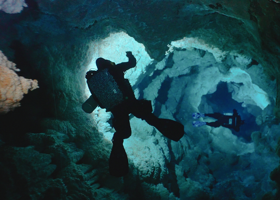 «UNDERWONDER»: Τηλεοπτική πρεμιέρα για τη νέα σειρά ντοκιμαντέρ της COSMOTE TV που «βουτά» στα υποβρύχια σπήλαια της Ελλάδας