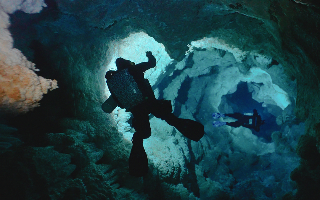 «UNDERWONDER»: Τηλεοπτική πρεμιέρα για τη νέα σειρά ντοκιμαντέρ της COSMOTE TV που «βουτά» στα υποβρύχια σπήλαια της Ελλάδας