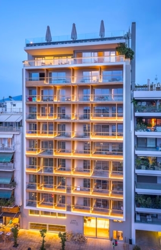 Η Μπλε Κέδρος με το ξενοδοχείο Cocomat και η θέα στην Ακρόπολη
