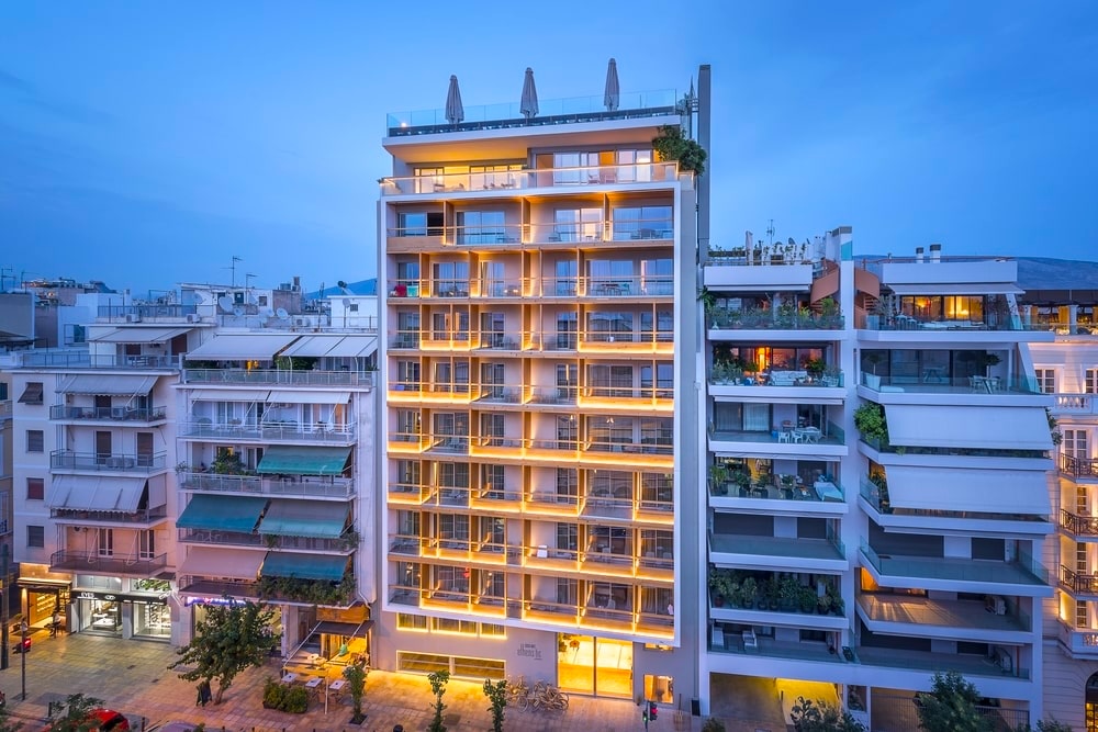 Η Μπλε Κέδρος με το ξενοδοχείο Cocomat και η θέα στην Ακρόπολη