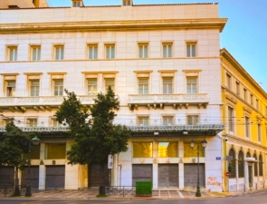 Τα εμβληματικά κτίρια που ρημάζουν σε Πανεπιστημίου και Σταδίου