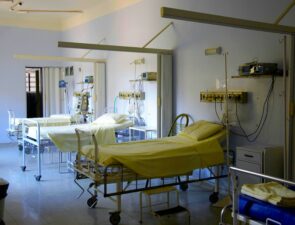 Ασφαλιστικές εταιρείες: Γιατί συμμετέχουν στα απογευματινά χειρουργεία