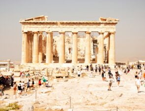 Πώς η Αθήνα θα ανταγωνιστεί τους κορυφαίους city break προορισμούς