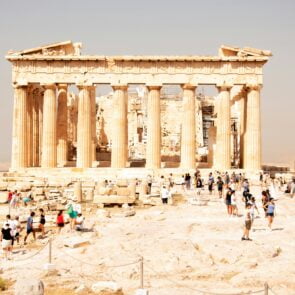 Πώς η Αθήνα θα ανταγωνιστεί τους κορυφαίους city break προορισμούς