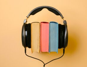 Audiobooks: Όλο και περισσότεροι Έλληνες ακούνε τα αγαπημένα τους βιβλία