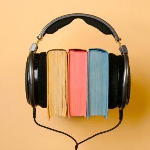 Audiobooks: Όλο και περισσότεροι Έλληνες ακούνε τα αγαπημένα τους βιβλία