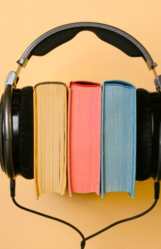 Audiobooks: Όλο και περισσότεροι Έλληνες ακούνε τα αγαπημένα τους βιβλία